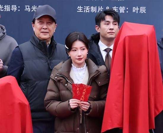 73岁唐国强也去演短剧了!开机仪式现场献上4句打油诗