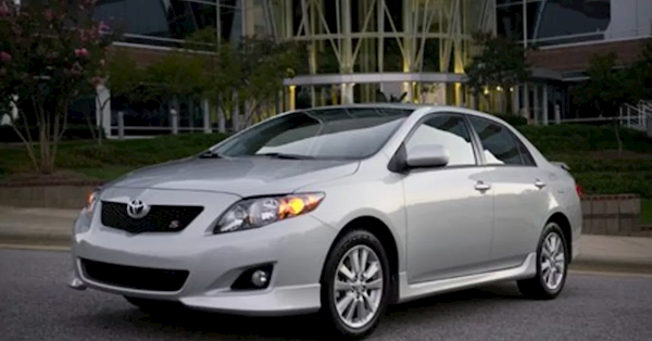 10年前的丰田卡罗拉遭车主集体投诉:仪表台老化出油反光 不安全