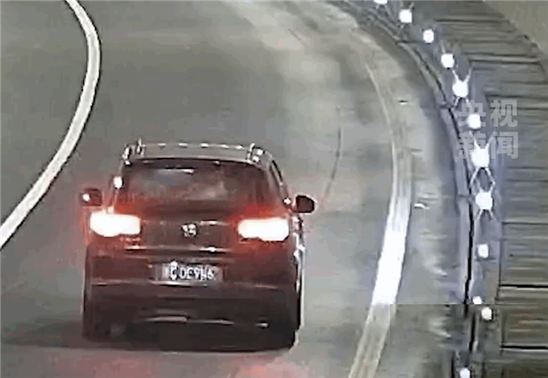 小车隧道内抛锚 20秒后被货车追尾！交警一通电话救下四个人