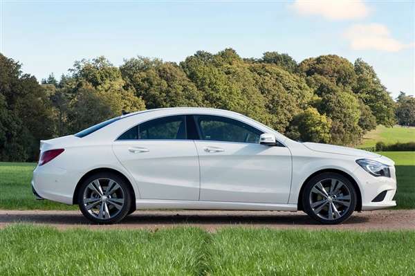 春节返程高速上演冰火两重天：一侧堵到暂停 一侧畅通无阻