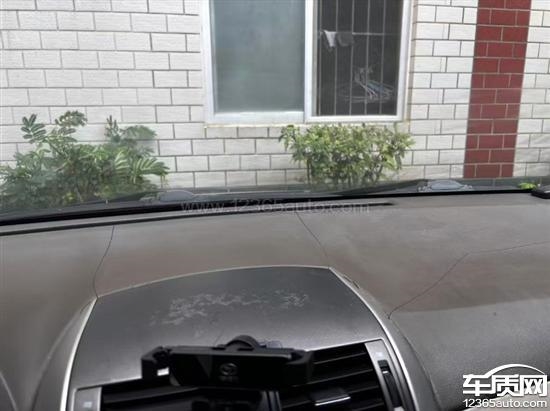 10年前的丰田卡罗拉遭车主集体投诉:仪表台老化出油反光 不安全