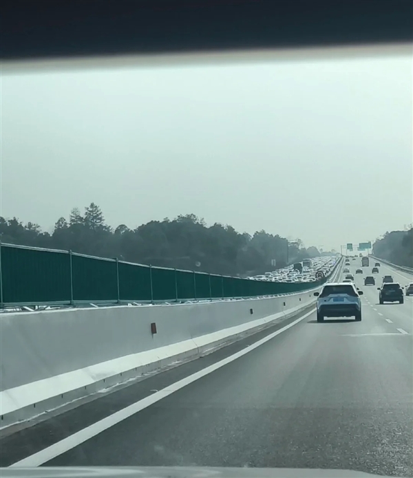 春节返程高速上演冰火两重天：一侧堵到暂停 一侧畅通无阻