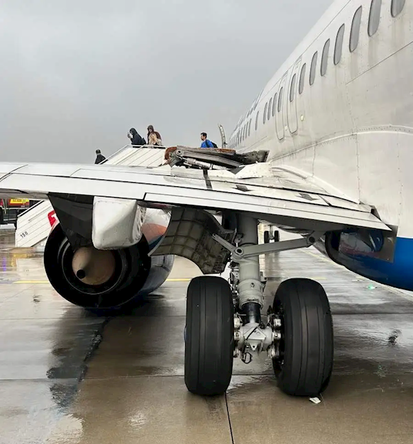 一波音737客机滑行中“断腿”：机翼顶穿、发动机砸地