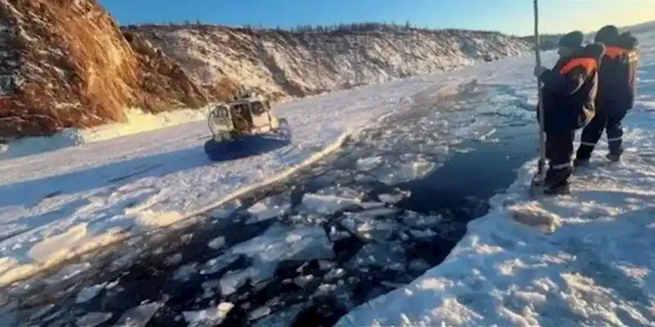 贝加尔湖7名溺亡中国游客遗体被打捞上岸 包含一家四口：俄潜水员使用水下摄像头定位