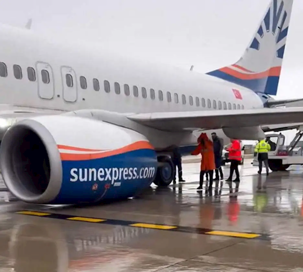 一波音737客机滑行中“断腿”：机翼顶穿、发动机砸地