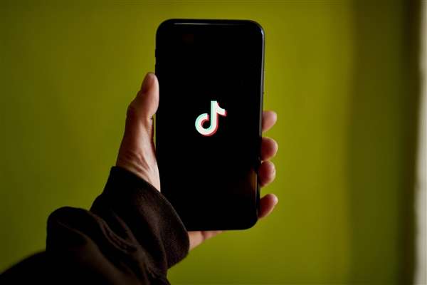 东北人做生意主打一个随意！顾客到店没开门 老板直接甩出进门密码