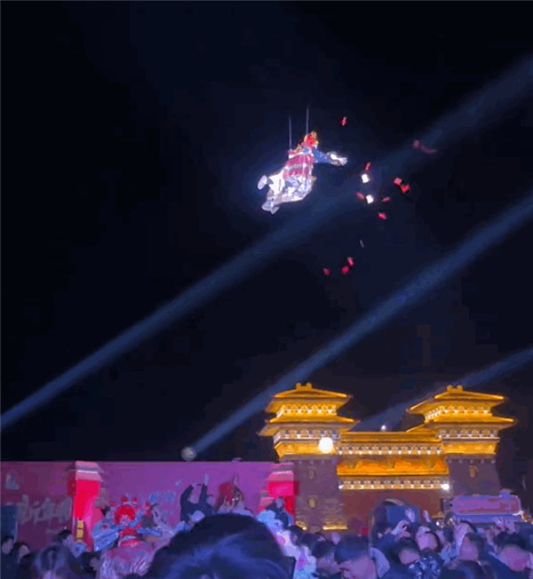 河南八里沟景区空中撒钱：100、50、10元红包满天飞 捡到就是自己的