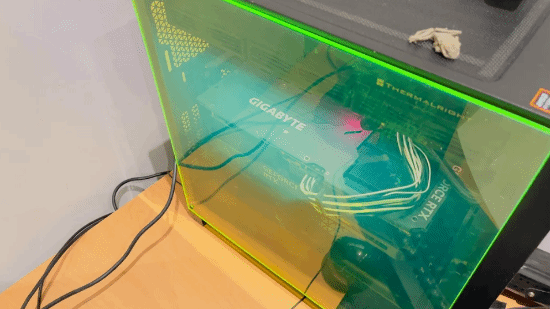 PC玻璃突然炸了！玩家换辐射绿亚克力 效果意外爆火