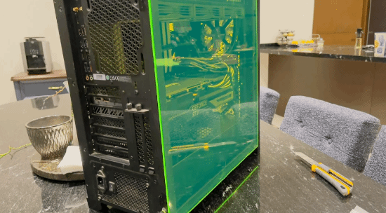 PC玻璃突然炸了！玩家换辐射绿亚克力 效果意外爆火