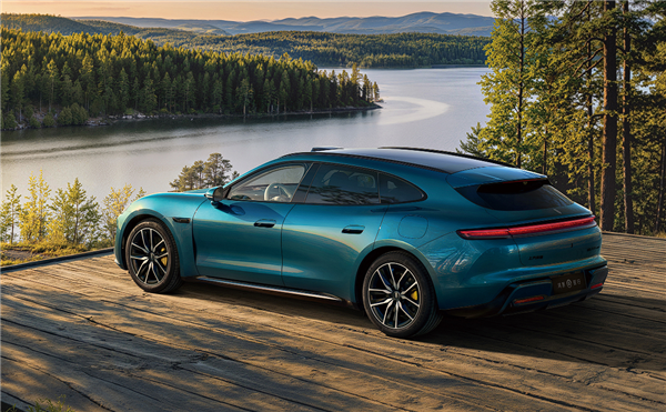 鸿蒙智行最年轻的车 尚界Z7电光紫粉官图发布：保时捷韵味十足