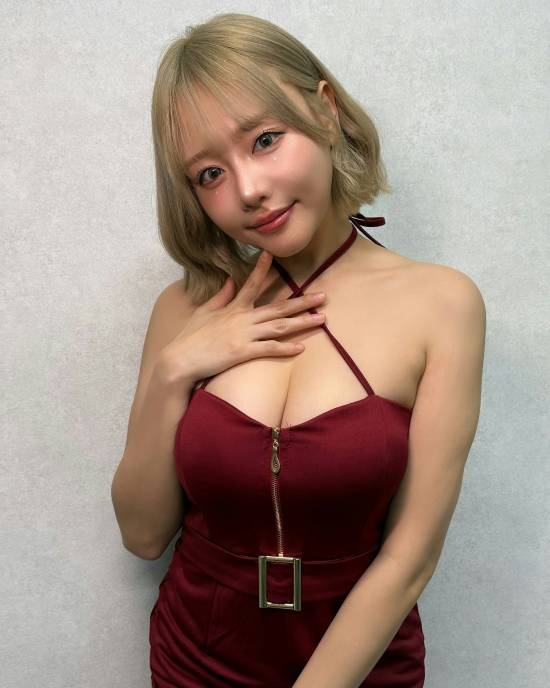 日本前人气女星滨崎真绪拿中国香港身份证 未来正式定居