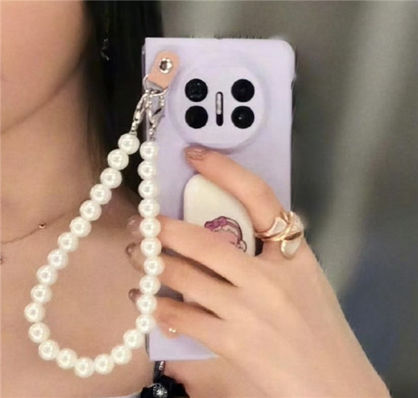 网友卢浮宫偶遇刘亦菲吃饭:意外发现她两年没换新手机