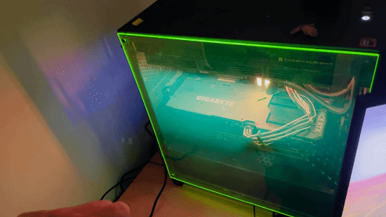 PC玻璃突然炸了！玩家换辐射绿亚克力 效果意外爆火