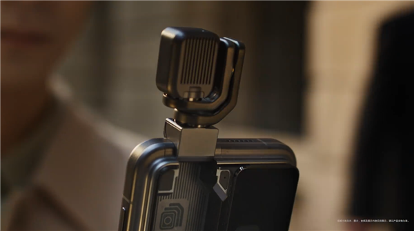 颠覆形态！全球首款机器人手机登场 影石CEO刘健点赞荣耀Robot Phone：杰作