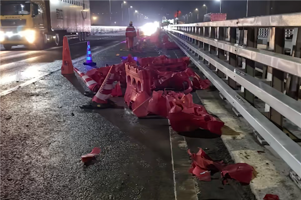 连撞30米水马都没停！司机：“困了、开了智驾”