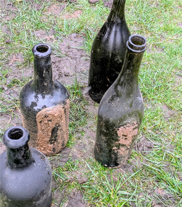 英国一高尔夫球场塌陷惊现百年酒窖：酒瓶遍地 但一滴都没了
