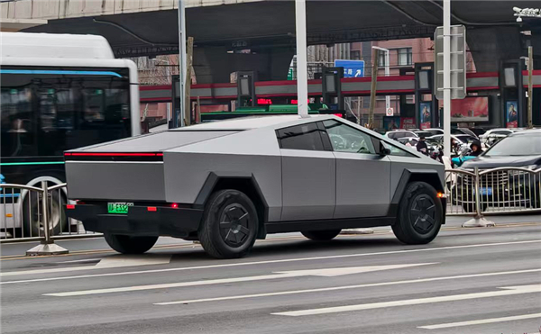 行驶的几百万元！川A绿牌特斯拉Cybertruck现身郑州街头