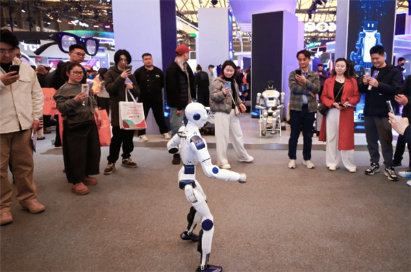 全球首款!宇树京东定制人形机器人亮相