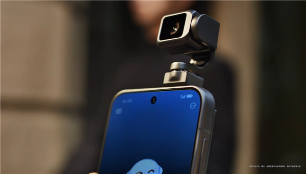 颠覆形态！全球首款机器人手机登场 影石CEO刘健点赞荣耀Robot Phone：杰作