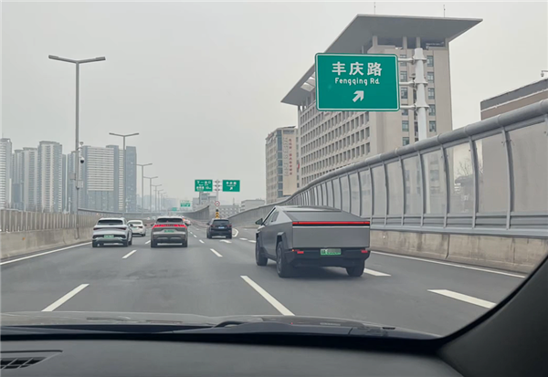 行驶的几百万元！川A绿牌特斯拉Cybertruck现身郑州街头