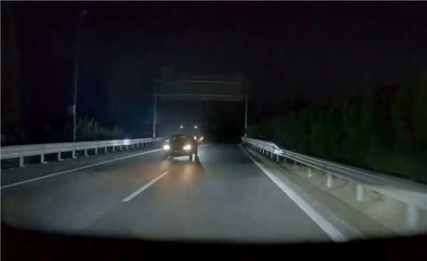 高速上硬着头皮逆行都不报警！司机奇葩回复：这么晚了不想麻烦你们
