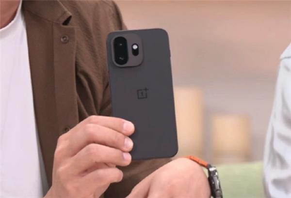 小屏党的梦中情机！一加15T真机全球首曝 这颜值你打几分