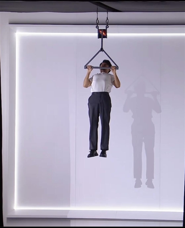 产品经理现场拿荣耀Magic V6做引体向上：折叠屏强度彻底封神