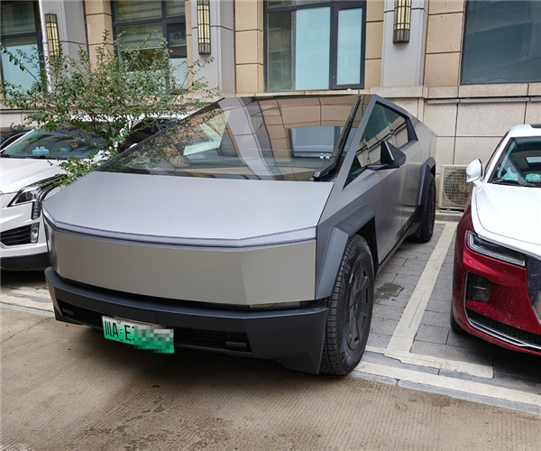 行驶的几百万元！川A绿牌特斯拉Cybertruck现身郑州街头