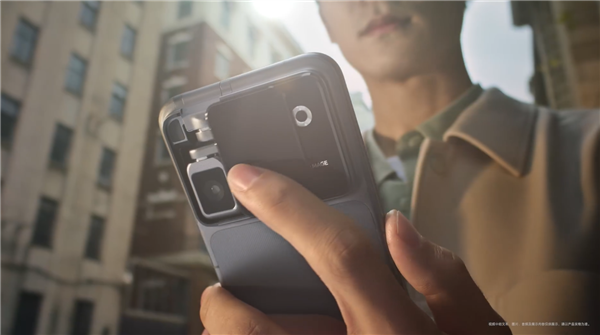 颠覆形态！全球首款机器人手机登场 影石CEO刘健点赞荣耀Robot Phone：杰作