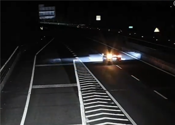 高速上硬着头皮逆行都不报警！司机奇葩回复：这么晚了不想麻烦你们