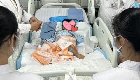 3 岁女童家中遭眼镜王蛇咬伤全身瘫痪，假死 3 天后奇迹生还