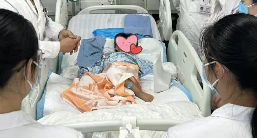 3 岁女童家中遭眼镜王蛇咬伤全身瘫痪，假死 3 天后奇迹生还