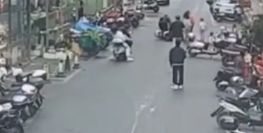 7 岁男童突然冲出马路与电车相撞，交警认定孩子负全责