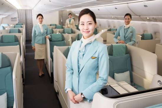 大韩航空空姐换装：高跟鞋成历史，运动鞋时代到来