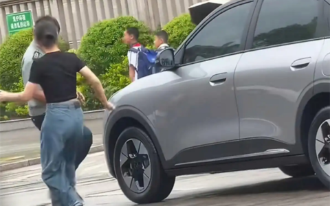 女子脚踹保安被扇耳光，知情人士：此前保安故意关车门夹腿