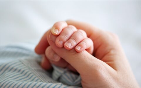 婴儿哭闹 20 分钟无人止，男子 30 秒哄好被网友封为车厢之神