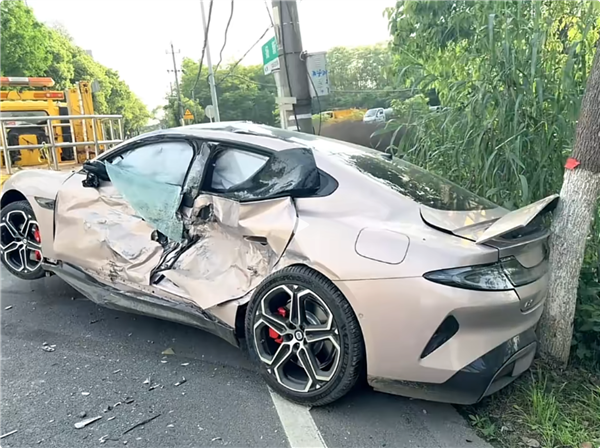 小米 SU7 遭大货车拦腰撞击驾驶员无伤，车主果断再订一台