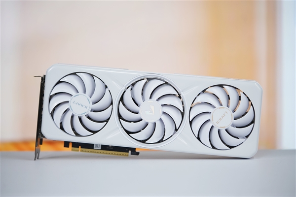 显存占用暴降 18 倍！Intel 新技术助力 8GB 显卡硬刚 NVIDIA