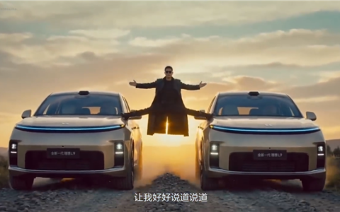 笑晕了！AI 李想在理想 L9 车顶表演一字马劈叉