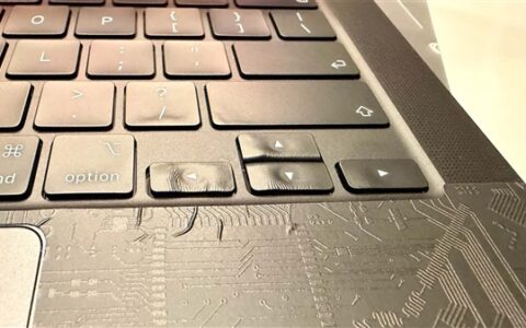 MacBook Pro键盘非金属，吹风机贴膜致按键熔化变形