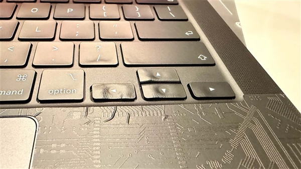 MacBook Pro键盘非金属，吹风机贴膜致按键熔化变形