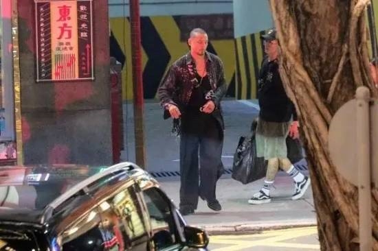 吴彦祖为《九龙城寨》剃光头，小胡子造型凶悍霸气