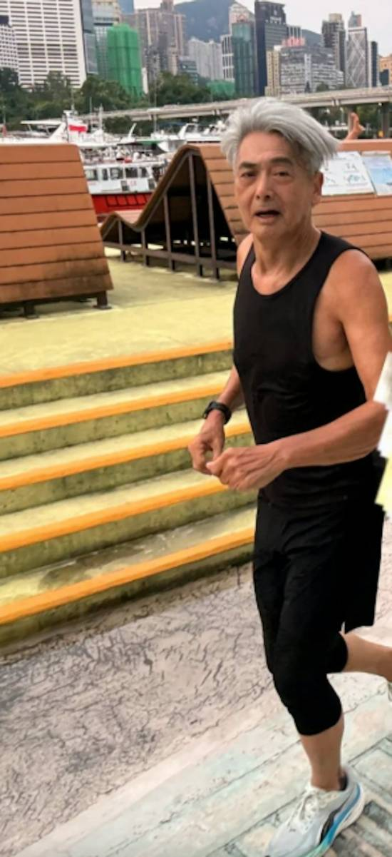 周润发70岁跑步近照曝光，双颊凹陷被疑暴瘦脱相