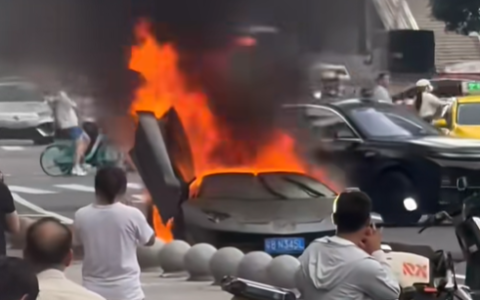 广州天河：兰博基尼街头起火，爆响连连路人惊魂