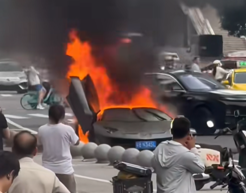 广州天河：兰博基尼街头起火，爆响连连路人惊魂