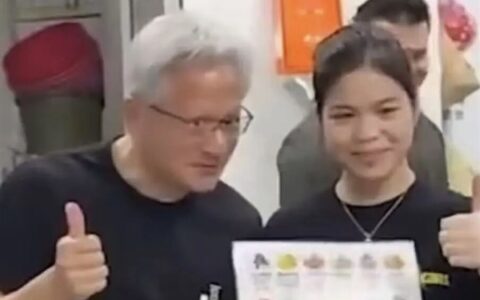 黄仁勋台北夜市尝绵绵冰胡椒饼 闽南语花式夸美食