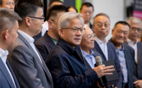 黄仁勋：年轻人不会被AI取代，但会被这种人替代