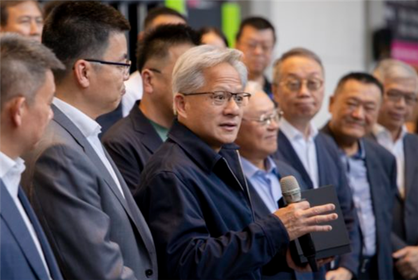 黄仁勋：年轻人不会被AI取代，但会被这种人替代