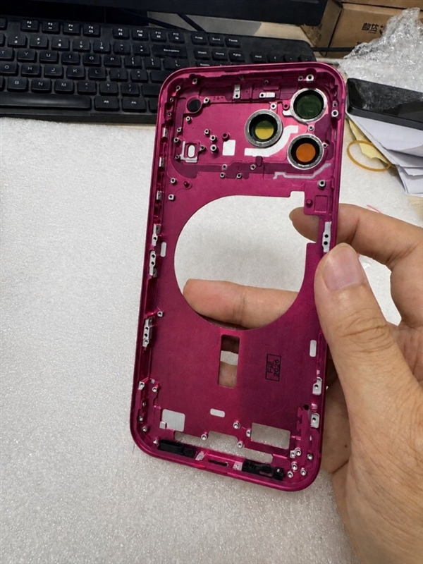 iPhone 18 Pro Max机身曝光：浅蓝、深红新配色实锤