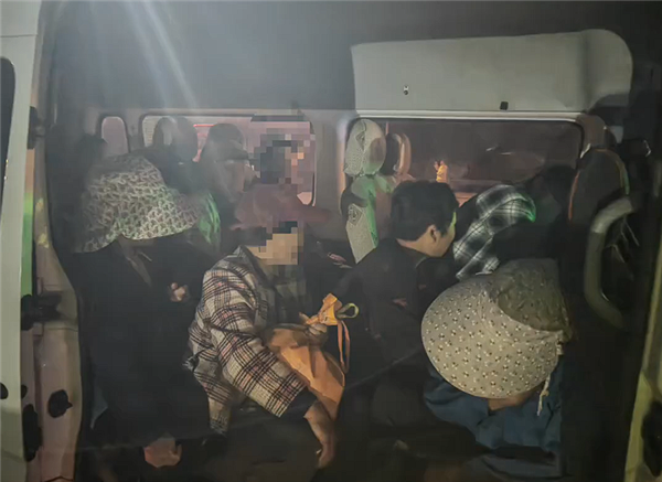 七座面包车挤进28人，超员300%险被撑爆
